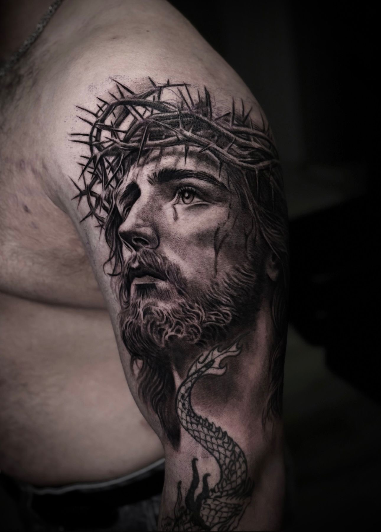 Religiöses Black & Grey Tattoo mit Dornenkrone